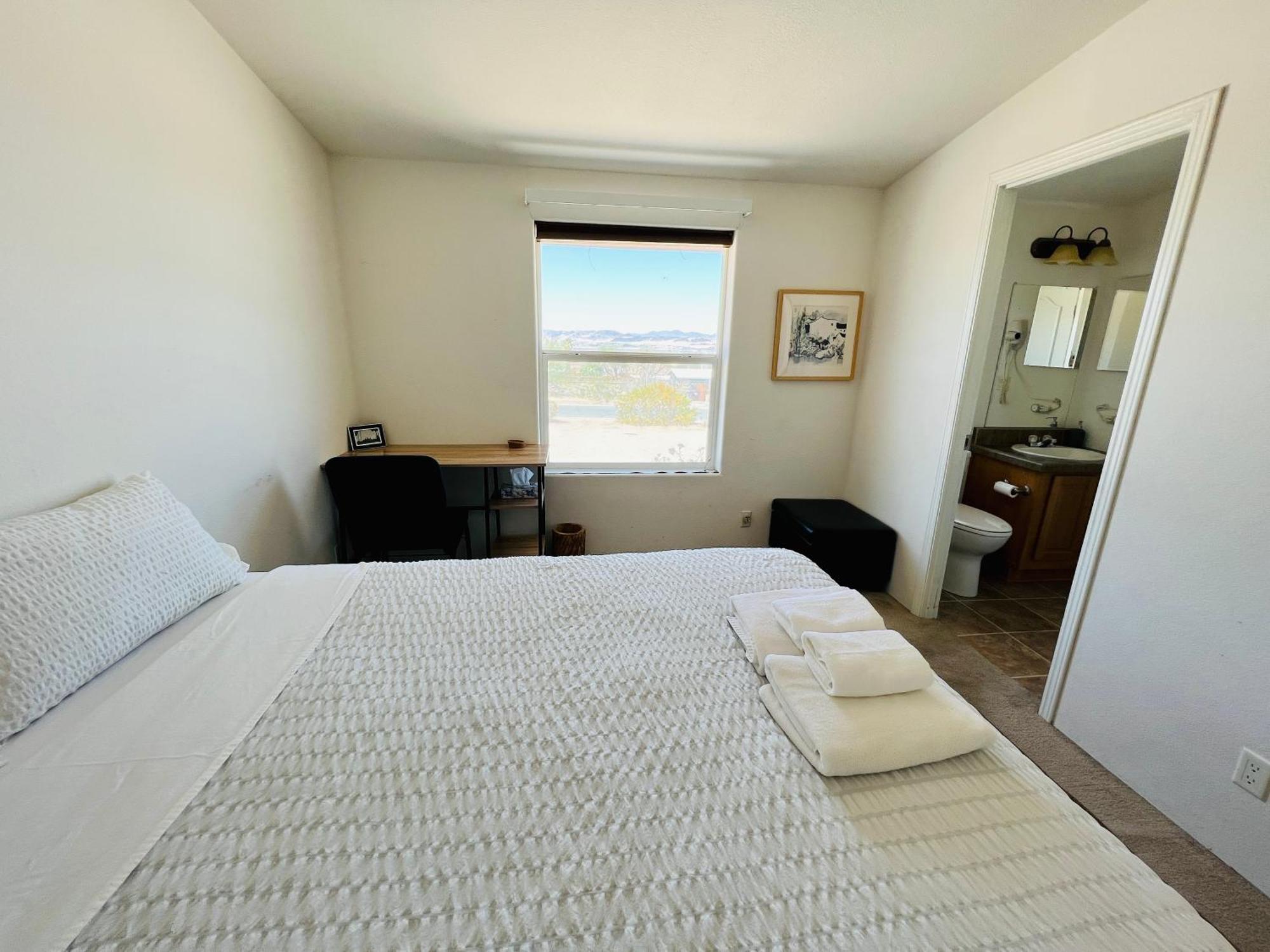 Bodhi House, Joshua Tree National Park Hostel Туентинайн Палмс Екстериор снимка