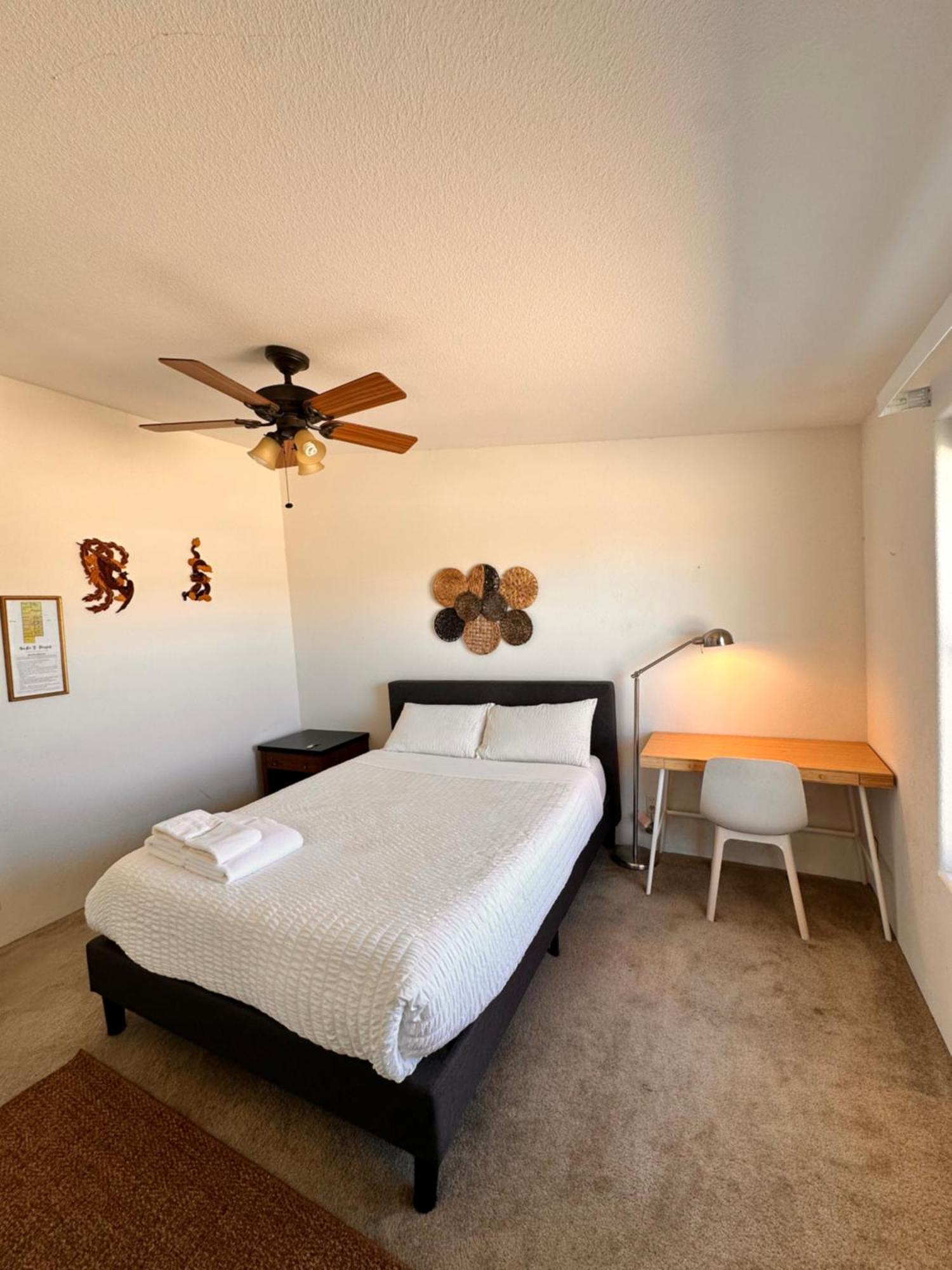 Bodhi House, Joshua Tree National Park Hostel Туентинайн Палмс Екстериор снимка