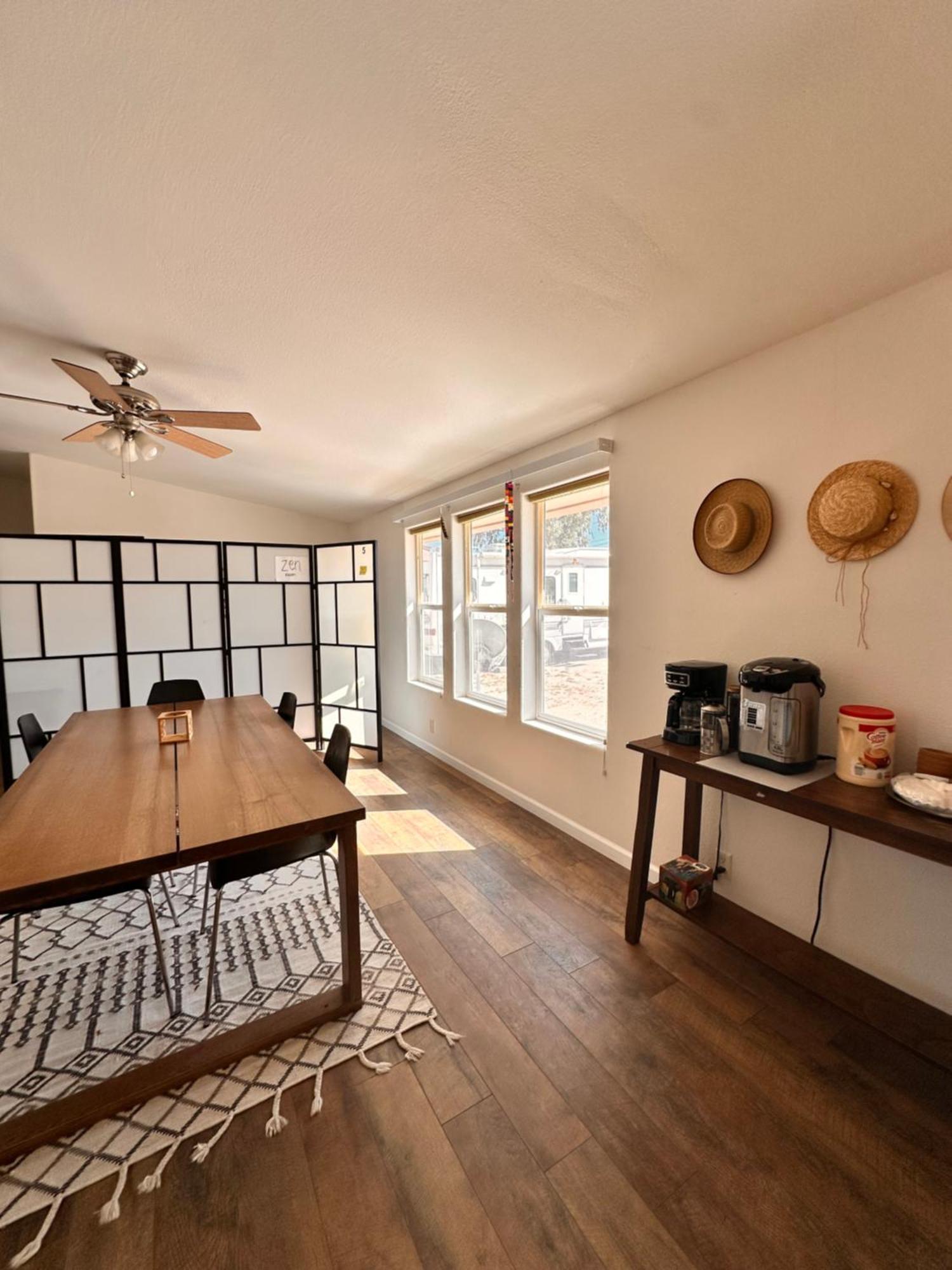 Bodhi House, Joshua Tree National Park Hostel Туентинайн Палмс Екстериор снимка
